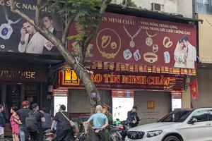 到下午4时30分，职能力量仍在陈仁宗街29号金店内开展工作。