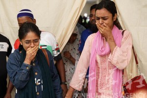 3月26日，在孟加拉国拉杰巴里，大巴坠河事故遇难者亲友在医院哭泣。