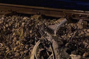  3月27日晚上在河内市上福乡发生事故后，摩托车被撞坏。