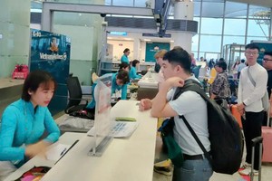 乘客办理登机手续。