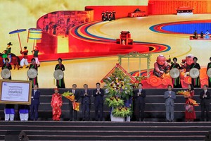 越南党和国家领导向北宁省赠送花篮 。