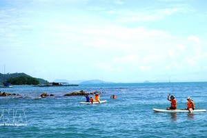 游客在海盗岛群岛沿岸体验划立桨板（SUP）和潜水捕捞海鲜。 