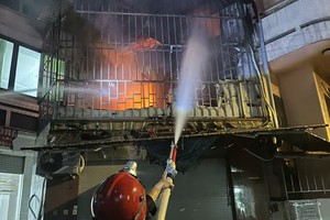 警察喷水米灭火。