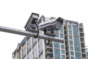 监控摄像头与国家数据库连接有助确保安全。