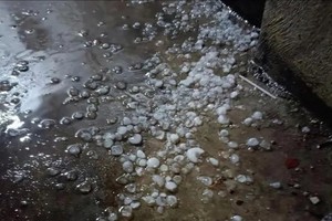 3月30日上午，河内出现冰雹天气。图片由市民提供。