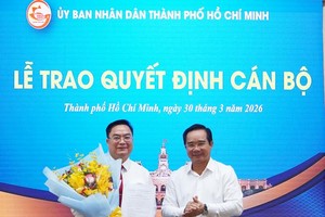 胡志明市人委会主席阮文得颁授委任决定，并祝贺新任市财政厅长黄武盛。