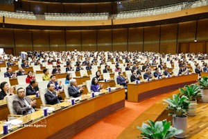党中央总书记苏林、国家主席梁强，政府总理范明政，国会主席、国家选举委员会主席陈青敏，党中央书记处常务书记陈锦秀出席会议。