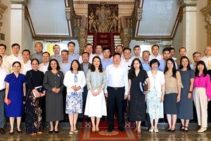 胡志明市领导与越南驻外代表机关负责人代表团合影留念。