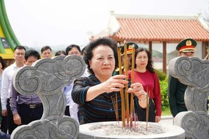 政府副总理范氏清茶在隆大二渡口国家级历史遗迹上香缅怀英雄烈士。