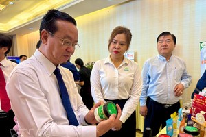 胡志明市人委会副主席裴明盛参观活动期间举行的创新创意产品展示活动。