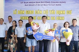  政兴坊人委会在巴亭码头481号公寓举办第一期安置公寓房移交仪式。