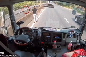 李文素及时紧急刹车，冲出驾驶室救下小孩。 图：视频截图