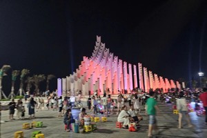 三胜塔周边流动摊贩密集。