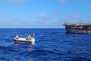 KN475号船战士在海上接近编号QNg 90251 TS渔船。