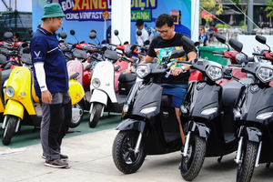 民众选购电动摩托车。
