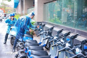 在吉灵—河东都市铁路沿线的各个站点，市民可以方便地租用电动摩托车，按需出行。 