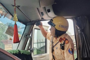 交警正在检查行车记录仪。