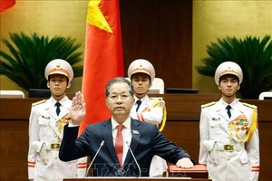 最高人民法院院长阮文广宣誓就职。