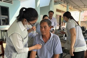 居民区连续健康服务医疗队为民众进行检查。