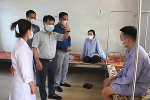 河靖省疾控中心主任阮志青探望、检查病人健康状况 。