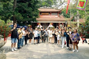 国际游客参观富寿省旅游景点。