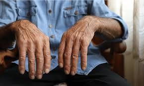 手抖=衰老？这些信号，早发现能救命！