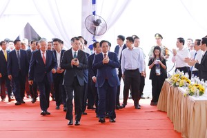 政府总理黎明兴与政府原总理范明政及各位代表出席动工仪式。