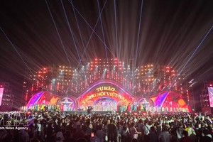 第17届全国广播节开幕式暨“新纪元的声音”艺术节目在广宁省下龙坊“十·三〇” 广场举行。