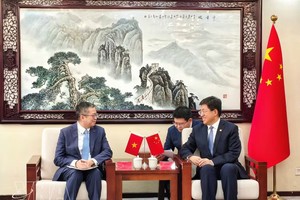 越南驻中国大使范青平（左）会见中国共青团中央书记处第一书记阿东。 