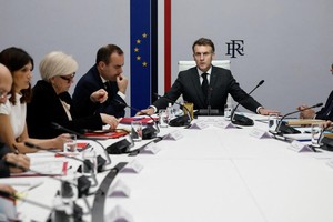 法国总统马克龙表示，法国将在未来几天与英国共同组织一次霍尔木兹海峡航运安全会议