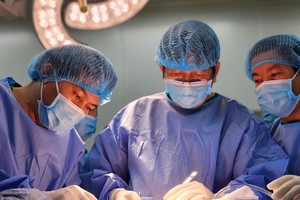 芹苴市全科医院医生们实施首例肾脏移植手术。