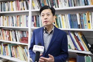 中国人民大学国际关系学院教授崔守军接受越通社驻北京记者的采访。 