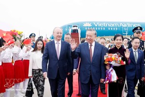 党中央总书记、国家主席苏林及夫人开始对中国进行国事访问。 