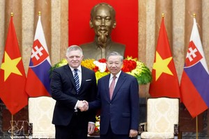 党中央总书记、国家主席苏林会见斯洛伐克共和国总理罗伯特·菲佐。 