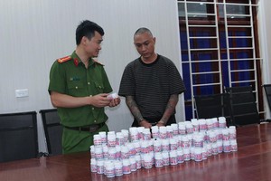 嫌犯阮维山（右）及物证在调查机关。