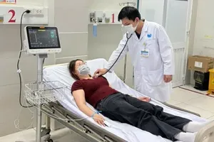 医生为午餐后急诊患者进行检查。