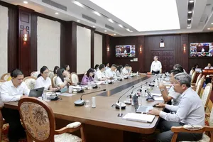 阮福禄同志与各厅、部门及168个坊、乡、特区人委会代表就学校建设工作举行会议。