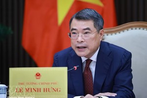 越南政府总理黎明兴与新加坡总理黄循财通电话。