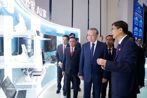 党中央总书记、国家主席苏林听取关于中国—东盟人工智能（AI）应用合作中心的介绍。图自越通社 