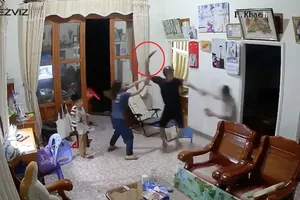 阮春平持刀攻击妻子父母的家人。 