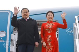 国会主席陈青敏偕夫人在土耳其伊斯坦布尔市伊斯坦布尔机场。 