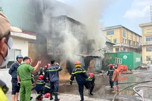 职能力量接近火警现场。