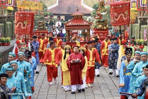 胡志明市雄王庙会：向国组雄王敬献粽子仪式。