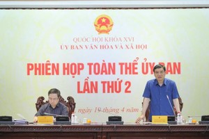 文化与社会委员会主任阮得荣（右）强调，这是一项难度较大的决议，但非常重要。