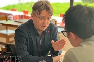 瑞士共产党总书记马西米利亚诺·阿伊接受越通社驻瑞士采访。 