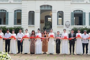 各位代表为展览开幕剪彩。