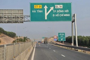  永昂—甘露高速公路龙门架的安装工作按分路段进行，以限制影响到交通。