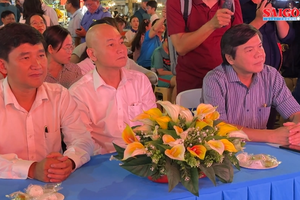  各位代表出席堤岸夜市启动仪式。 