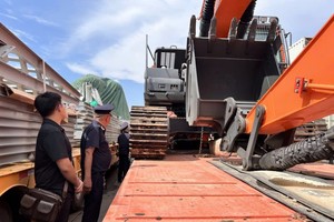 友谊国际口岸海关公务员对进口机械进行检查。