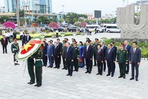 党中央总书记、国家主席苏林以及中央工作团在岘港市纪念碑上香缅怀英雄烈士。 